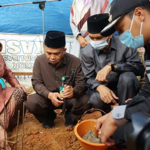 Warga Air Raja Terima Bantuan Bedah Rumah