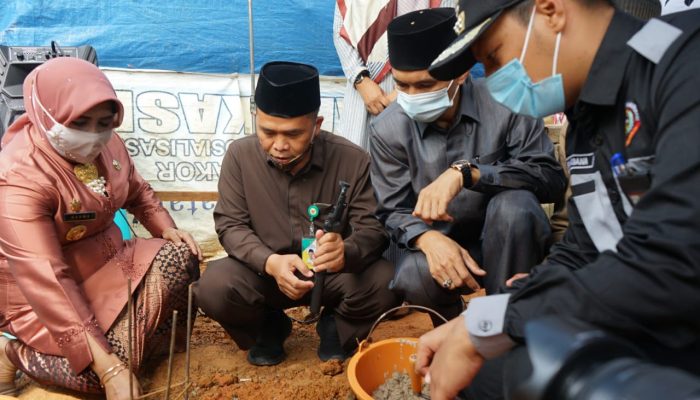 Warga Air Raja Terima Bantuan Bedah Rumah