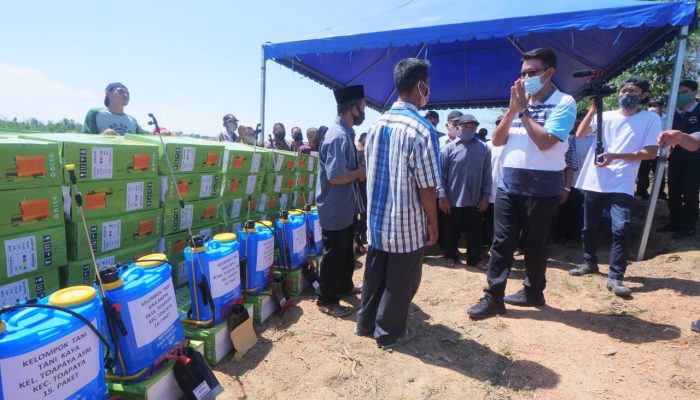 Apri Serahkan Bantuan Alat Pertanian 