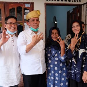 Dukung AMAN, Warga Indonusa Lestari Hadiahkan Tanjak ke Ansar Ahmad