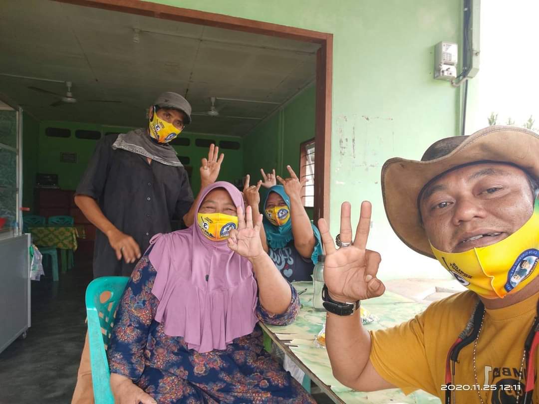 Inginkan Perubahan Dan Kemajuan Di Kepri, Relawan Ansar- Marlin Bagikan Masker Dan Kalender 