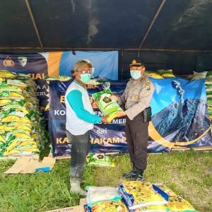 Kabaharkam Polri Kirim Bantuan 5 Ton Beras dan 15 Ribu Masker untuk Pengungsi Erupsi Gunung Semeru