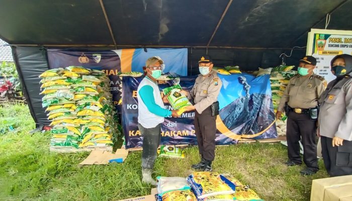 Kabaharkam Polri Kirim Bantuan 5 Ton Beras dan 15 Ribu Masker untuk Pengungsi Erupsi Gunung Semeru