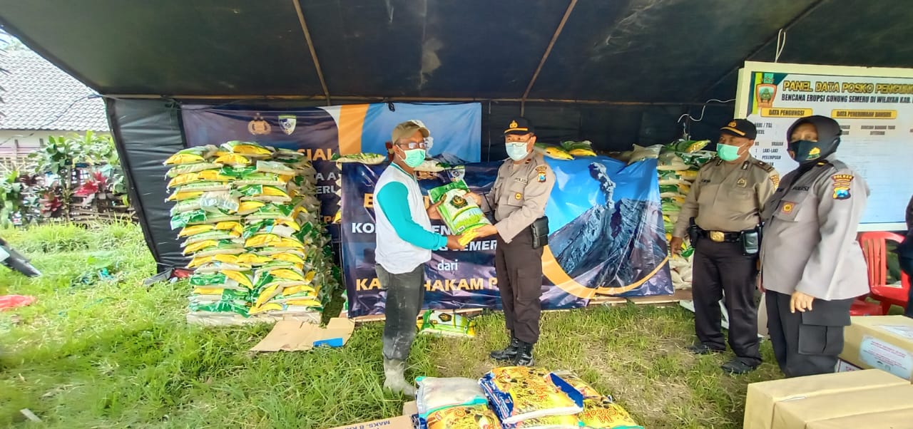 Kabaharkam Polri Kirim Bantuan 5 Ton Beras dan 15 Ribu Masker untuk Pengungsi Erupsi Gunung Semeru