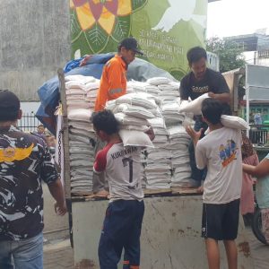 Kabaharkam Polri Kirim Bantuan 15 Ton Beras dan 750 Dus Mie Instan untuk Korban Banjir Kota Medan