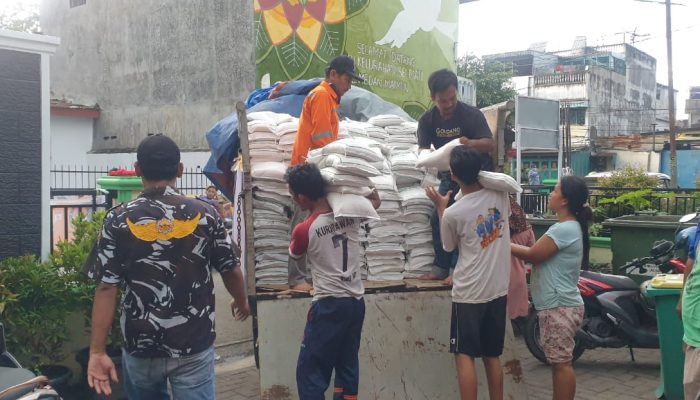 Kabaharkam Polri Kirim Bantuan 15 Ton Beras dan 750 Dus Mie Instan untuk Korban Banjir Kota Medan