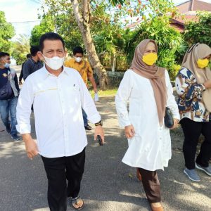 Ansar Ahmad Ditemani Istri Jalan Kaki ke TPS