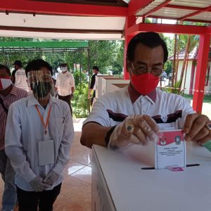 Gunakan Hak Suaranya, Cagub Soerya Respationo Jalan Kaki Ke TPS 04
