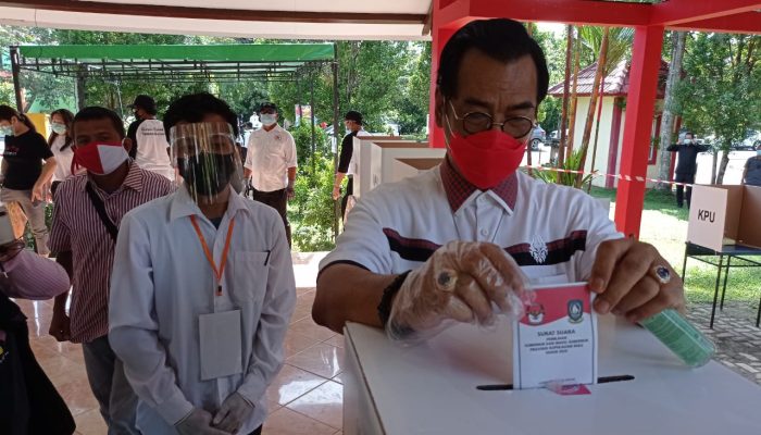 Gunakan Hak Suaranya, Cagub Soerya Respationo Jalan Kaki Ke TPS 04