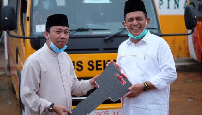 Ansar Ahmad Serahkan 2 Unit Bus Sekolah Untuk STAI MU Tanjungpinang