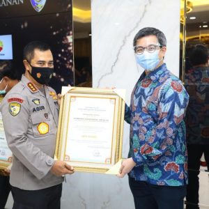 Kabaharkam Wakili Kapolri Serahkan Sertifikat Gold Reward Objek Vital Nasional