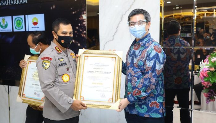 Kabaharkam Wakili Kapolri Serahkan Sertifikat Gold Reward Objek Vital Nasional