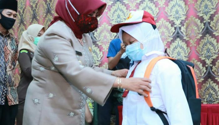 Pemkot Tanjungpinang Kembali Serahkan Seragam Gratis