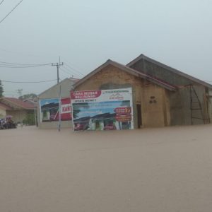 Tanah Longsor Rusakkan Dua Rumah dan Tiga Motor, Babinsa Kemboja Koramil 01/0315 Evakuasi Korban