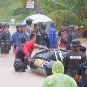 Marinir Evakuasi Korban Banjir Dengan Perahu Karet