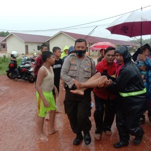 Sat Sabhara Polres Tanjungpinang Bantu Evakuasi Korban Banjir