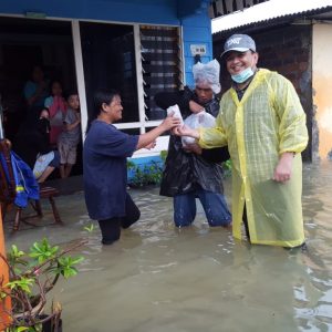 Peduli Korban Banjir,  Ade Angga Berikan Bantuan Door To Door