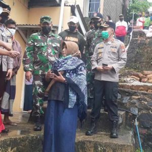 Tinjau Lokasi Banjir, Rahma Beri Bantuan Korban Banjir