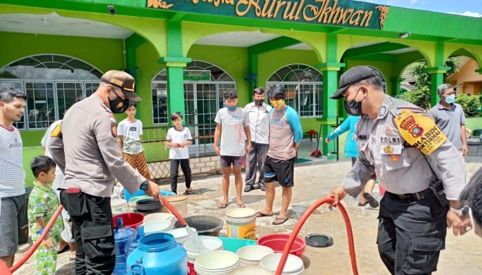 PDAM Macet Akibat Banjir, Polsek Tanjungpinang Timur Salurkan Air Bersih