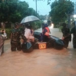 Marinir Kerahkan 3 Pleton Personil dan Dua Perahu Karet Evakuasi Korban Banjir