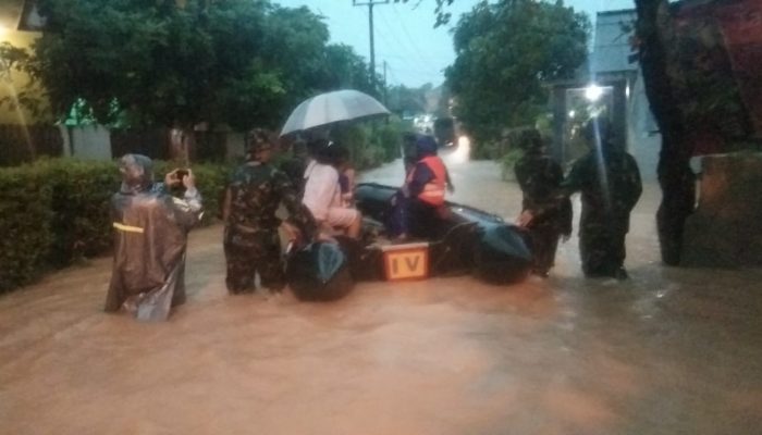 Marinir Kerahkan 3 Pleton Personil dan Dua Perahu Karet Evakuasi Korban Banjir