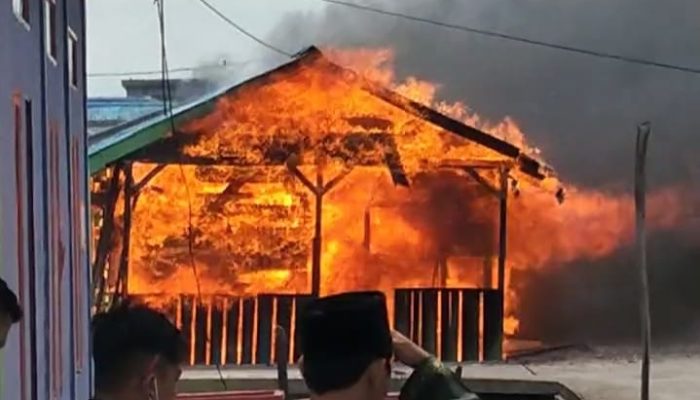 Rumah Warga Ludes Terbakar, Walikota Berikan Bantuan Korban