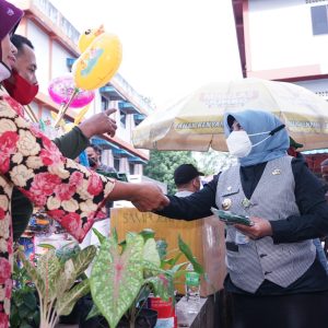 Walikota Bagikan Masker di Pasar Tradisional Tanjungpinang 