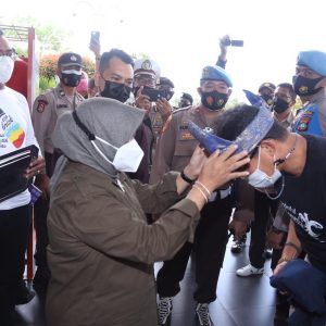 Singgah di Tanjungpinang, Rahma Beri Tanjak dan Batik ke Sandiaga Uno