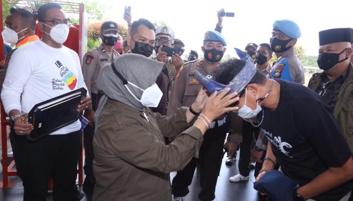 Singgah di Tanjungpinang, Rahma Beri Tanjak dan Batik ke Sandiaga Uno
