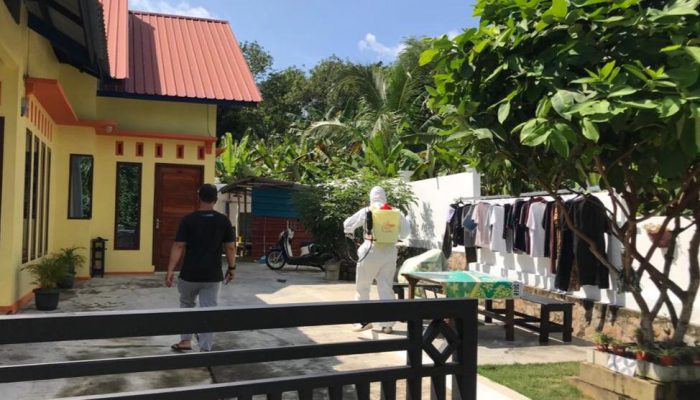 Sat Sabhara Polres Tanjungpinang Semprot Desinfektan Rumah Warga