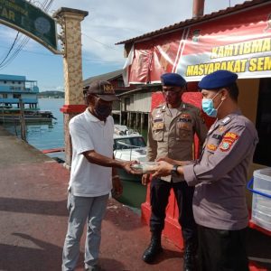 Sat Polairud Bagikan Makanan Untuk Warga Terdampak Covid-19