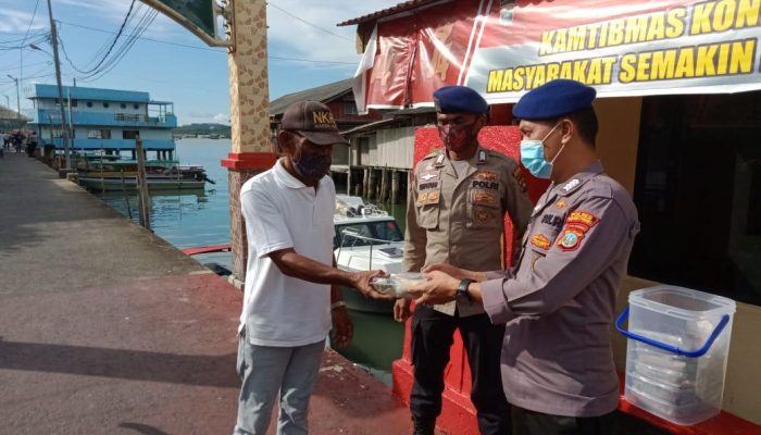 Sat Polairud Bagikan Makanan Untuk Warga Terdampak Covid-19