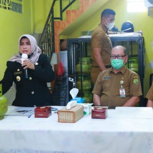 Walikota Serahkan Kartu Pelanggan Gas 3 Kg di Kelurahan Tanjung Ayun Sakti