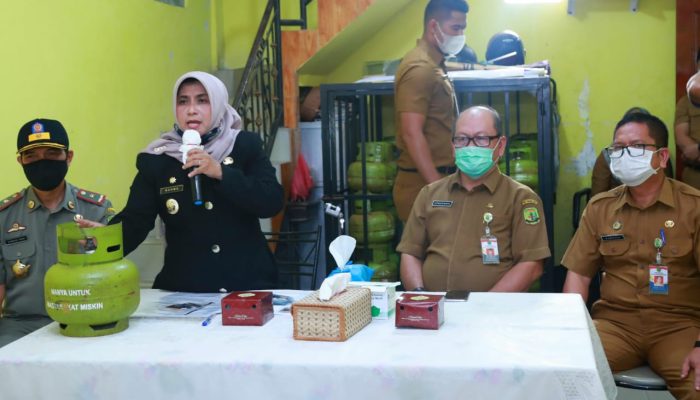 Walikota Serahkan Kartu Pelanggan Gas 3 Kg di Kelurahan Tanjung Ayun Sakti