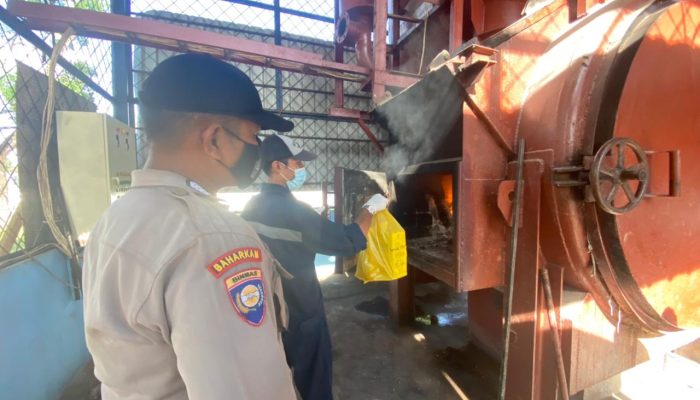 Polres Tanjungpinang Amankan Pemusnahan Botol Bekas Vaksin Covid-19