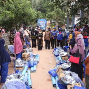 13 KK Korban Tanah Longsor Menerima Bantuan Kemensos RI