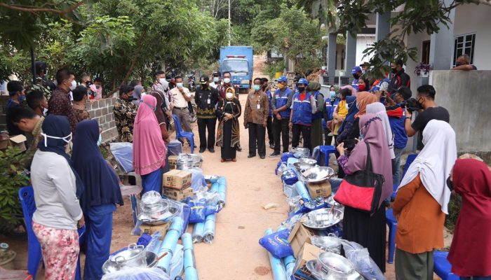 13 KK Korban Tanah Longsor Menerima Bantuan Kemensos RI