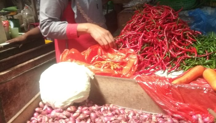 Harga Cabe Merah Dan Rawit Melambung Di Pasaran