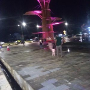 Keberadaan Parit Disekitar Tugu Sirih Emas Dikeluhkan Pengunjung