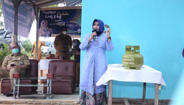 Walikota Serahkan Kartu Pelanggan LPG 3 Kg,Kartu Hijau Milik RTS Dan Kuning UMKM