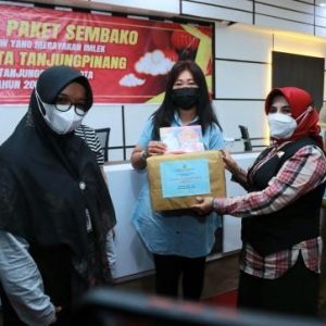 Jelang Imlek, Pemko Tanjungpinang Bagikan Sembako Bagi RT dan RW