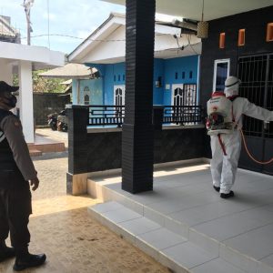 Polsek Bukit Bestari Semprot Desinfektan Kos Kosan