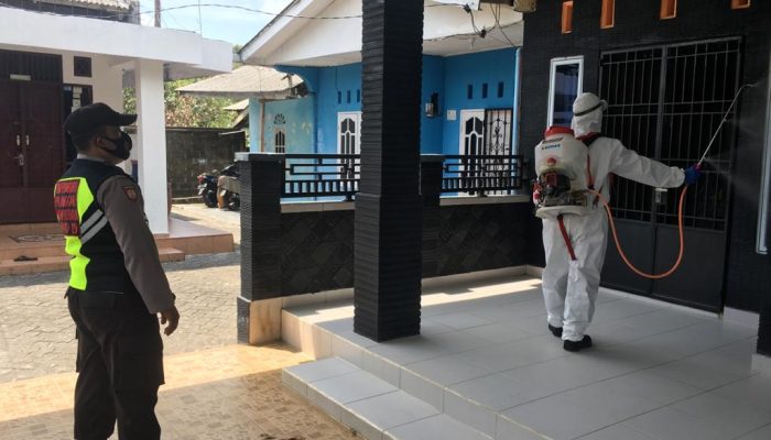 Polsek Bukit Bestari Semprot Desinfektan Kos Kosan