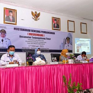 Rahma dan Weni Berdampingan Membuka Musrenbang Di Kecamatan Tanjungpinang Timur