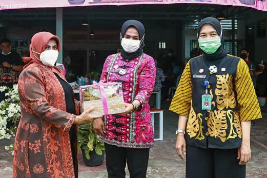 Rahma Tinjau Hasil Kerajinan Lapas Perempuan Di Batam