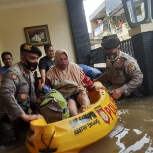 Personel TNI-Polri Dikerahkan Bantu Korban Banjir
