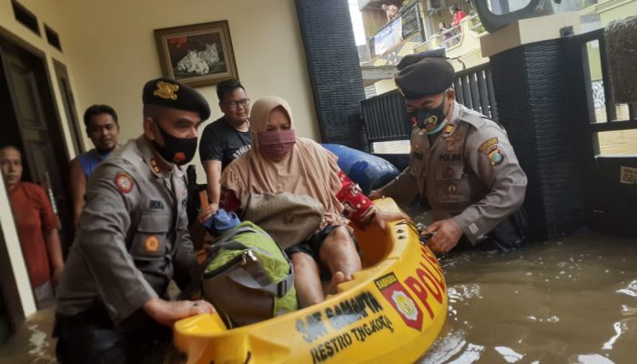 Personel TNI-Polri Dikerahkan Bantu Korban Banjir