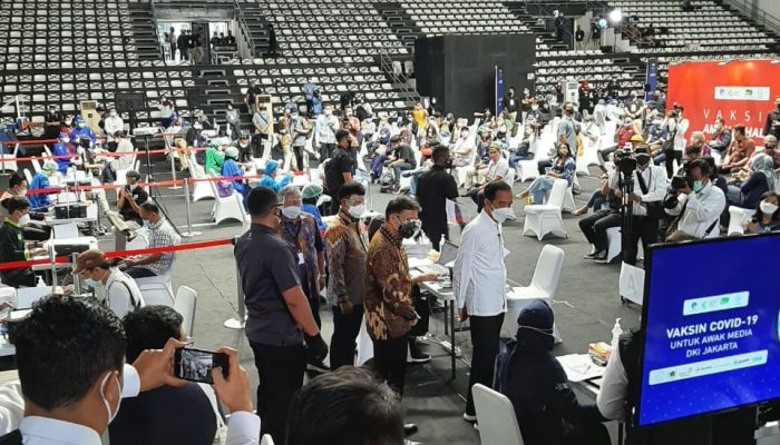 Alasan Jokowi Insan Pers Prioritas Suntik Vaksin Covid-19