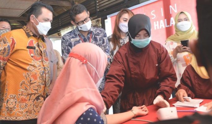 Menparekraf RI Saksikan Vaksinasi Covid-19 Bagi Pelaku Pariwisata Nongsa Dan Lagoi