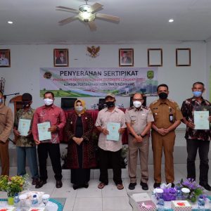Walikota Serahkan 1.137 Sertifikat Tanah Program PTSL